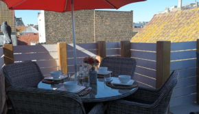 THE ROOFTOP - a trendy new apartment with airconditioning, large terrace & free parking